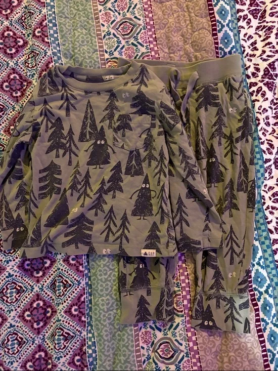 GAP Olive Green Kids Woodland Print Pajama Set - Picture 1 of 5
